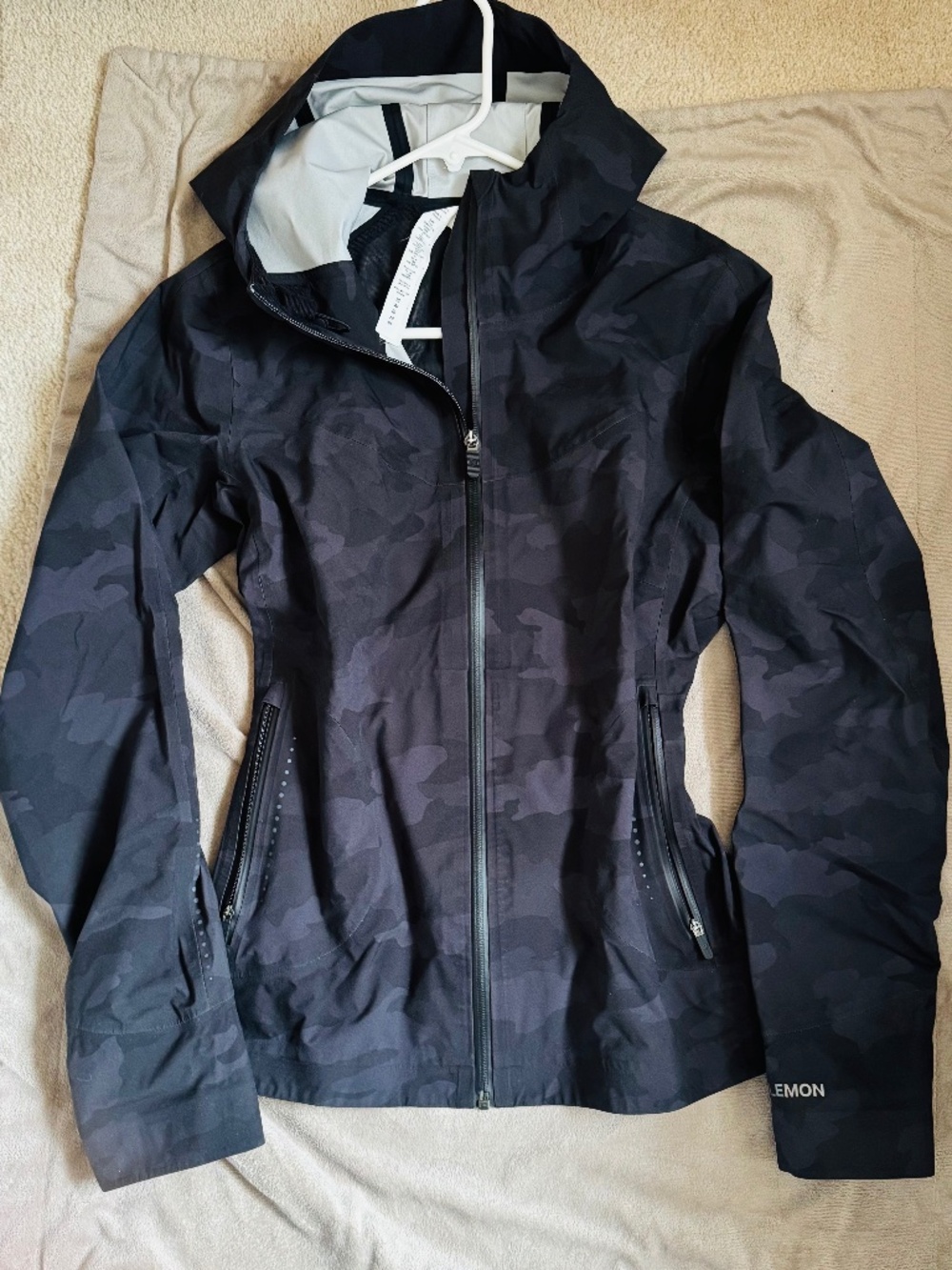 Lululemon Blk Camo packable Lightweight Reflective Rain Jacket Size 8 EUC